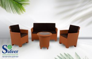 طقم ترابيزة بني كرسيين وكنبة