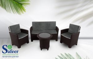 طقم ترابيزة بني كرسيين وكنبة