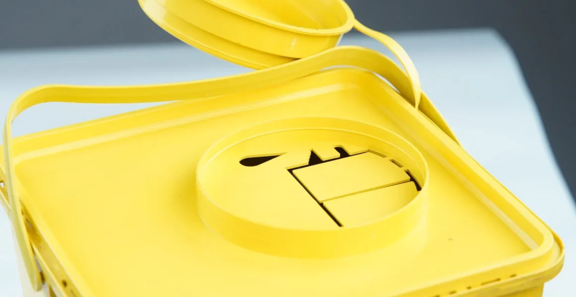 حاوية ديباستن 90 لتر بقاعدة سفلية بدواسة